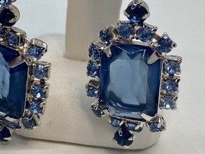 lot 146 image: Beautiful Vintage Costume Jewelry Blue Rhinestone Bracelet and Earrings Set