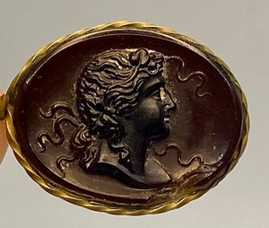 lot 151 image: Victorian Jewelry Brooches and Cameo Pendant