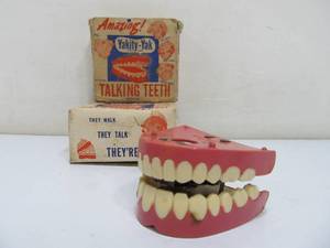 lot 138 image: 2 Vintage Yakity-Yak Chattering Teeth Toys 
