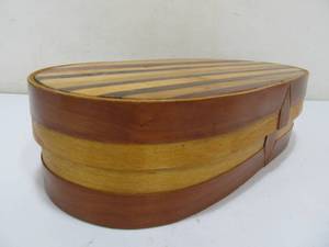 lot 162 image: Vintage Wooden Inlaid Cedar Strip Oval Box