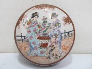 lot 216 image: Signed Vintage Round Chinese Porcelain Box