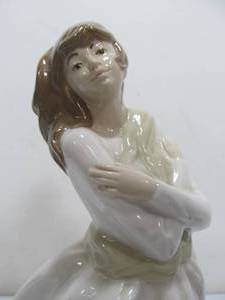lot 226 image: Mirmasu Lladro Inspired PORCELAIN Lady Girl Figurine Spain Valencia Vintage 11.5