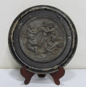 lot 237 image: Antique Victorian Round Metal Wall Plaque wCherubs