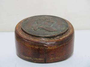 lot 244 image: Antique Washington Before Boston Bronze MedallionCoin Leather Paperweight