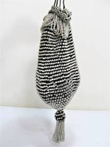 lot 251 image: 1930s Glass Beaded Purse