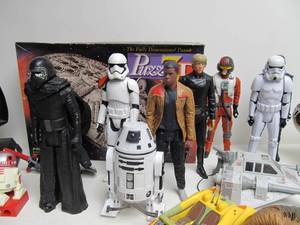 lot 75 image: Large Lot of STAR WARS Toys Action Figures etc