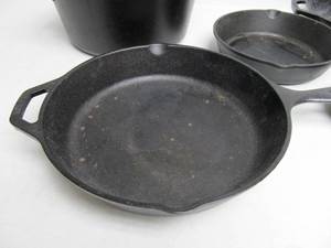 lot 76 image: 5 Pieces of LODGE Cast Iron Cookware