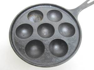 lot 78 image: Vintage GRISWOLD No. 32 - 962 Cast Iron Aebleskiver Pan
