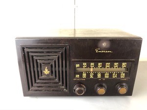 lot 85 image: Vintage EMERSON Bakelite Radio