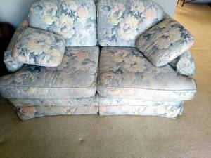lot 100 image: Henredon Loveseat