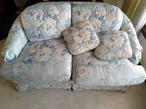 lot 101 image: Henredon Loveseat