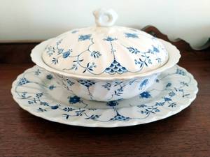 lot 58 image: Collection of Yorktown Dishes by Salem China Co