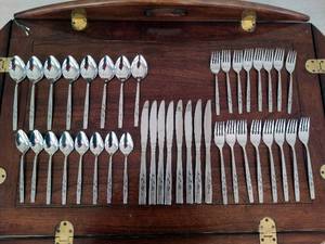 lot 73 image: Collection of Oneidacraft Deluxe Silverware
