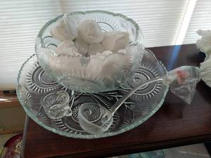 lot 78 image: Vintage Punch Bowl Set and Serving Platter