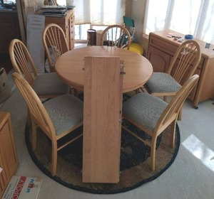 lot 80 image: Dining Set