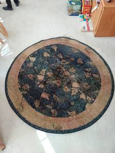 lot 81 image: Round Area Rug