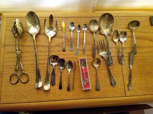 lot 94 image: Collection of Silverware