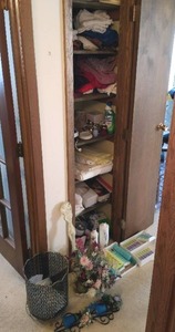 lot 212 image: Contents of Bathroom Closet