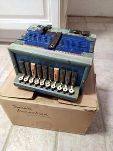 lot 11 image: Tom Thumb Concertina