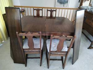 lot 19 image: Vintage Dining Set