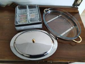 lot 27 image: Two Vintage Serving Items