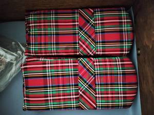 lot 35 image: Collection of Napkins, Napkin Rings, & Candles