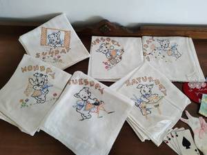 lot 36 image: Collection of Linens