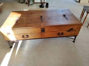 lot 4 image: Vintage Storage Coffee Table
