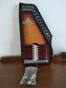 lot 15 image: Sekova Cromaharp Autoharp