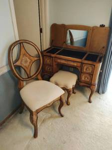 lot 241 image: Antique Vanity Set
