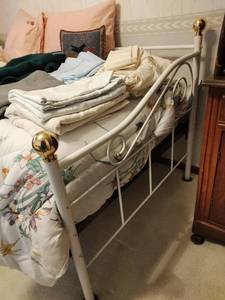 lot 366 image: Daybed trundle bed