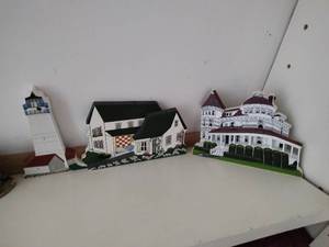 lot 436 image: Collection of Hand Painted Wood House Dcor and more