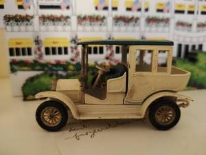 lot 437 image: Hand Painted Dcor