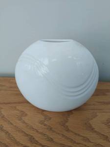 lot 168 image: Japanese Vase