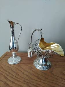 lot 192 image: Vase & Sugar Skuttle