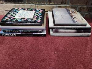 lot 500 image: Collection of Assorted Artist Books