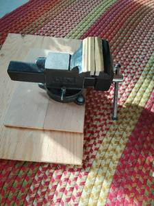 lot 529 image: 8 Table Vice
