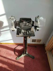 lot 543 image: Black and Decker Floor Mount 6 Dual Wheel Bench Grinder