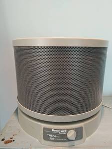lot 552 image: Honeywell Air Filter