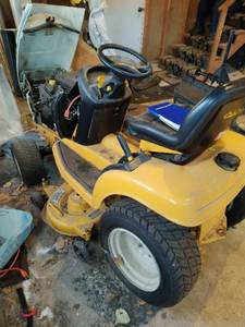 lot 565 image: Cub Cadet Lawn Tractor