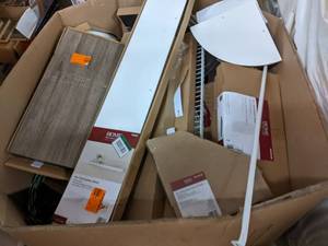 Pallet Lot of Home Decor (Decorativ...