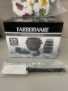 lot 22 image: Kitchen Mixing Bowls, Rubber Scrapers and Martha Stewart Oven Mitts 