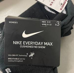 lot 16 image: 6 Pair Nike Everyday Max Cushioned NO-SHOW Adult Black Socks.