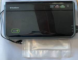lot 1 image: FoodSaver FM2100 Vacuum Food Sealer 
