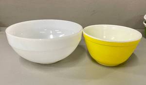 lot 112 image: Lot of Pyrex and Corning Ware Bowls.