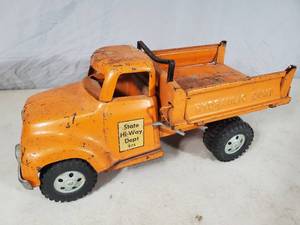 lot 77 image: Vintage Metal Tonka Hi-Way Dept Hydraulic Dump Truck