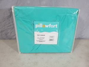 lot 87 image: New Pillowfort Pinch Pleated Duvet Cover Set