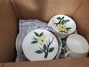 lot 128 image: Vintage Dixie Dogwood China Set