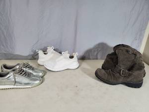 lot 207 image: 3 Pair of Womens Shoes  Boots