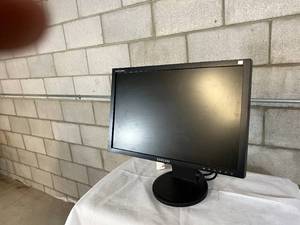 lot 62 image: Samsung Syncmaster 204BW 20 Widescreen LCD Computer Display Monitor - Great Working Condition